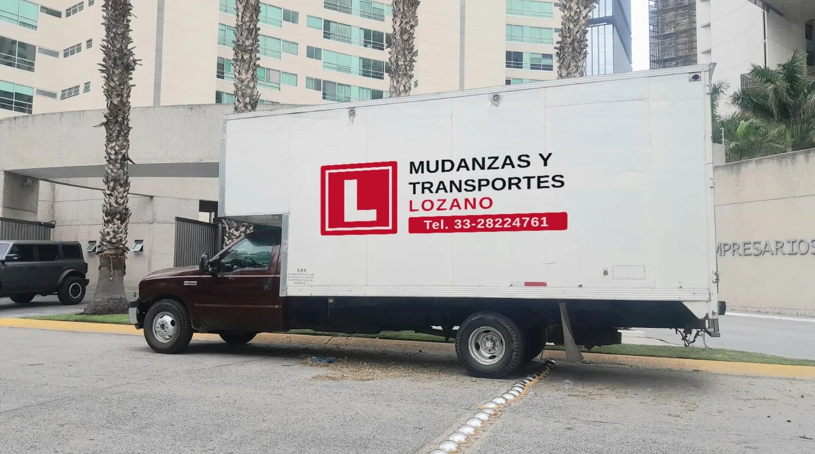 Camión de Mudanzas y Transportes Lozano rotulado con su logo en Zapopan